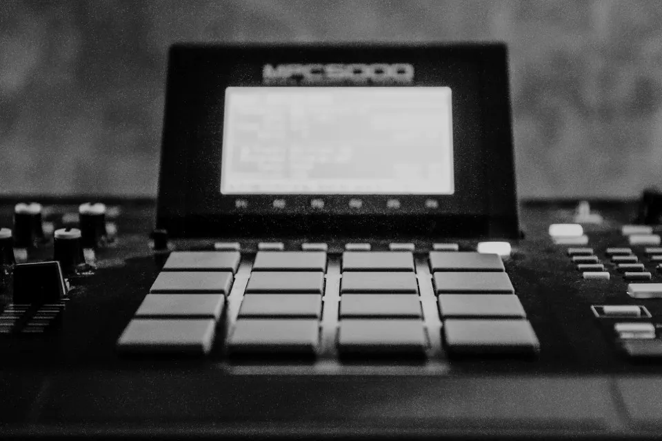 AKAI MPC5000（unsplash）-フリー素材-960×640@HeretickMentality.webp